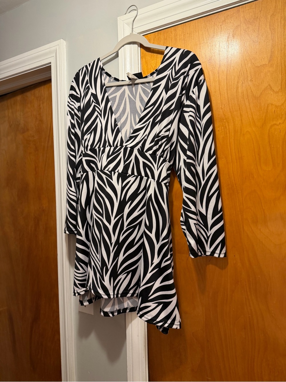 Black & White V-Neck Patterned Women's Tie Back Blouse EUC